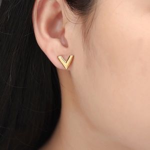 New Exquisite "V" Pattern Earrings 🔥